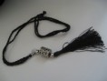 Halsband med tofs i svart